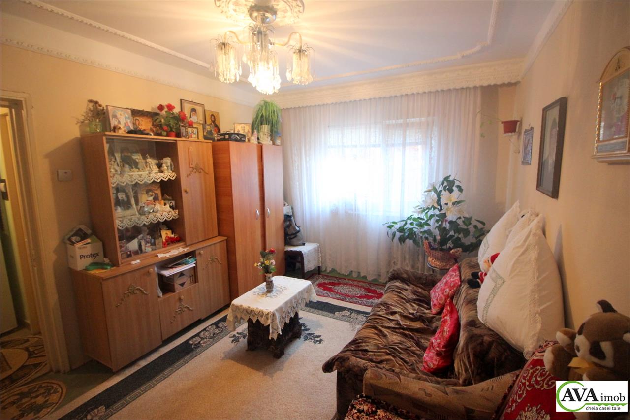 Apartament 3 camere, zona Milcov
